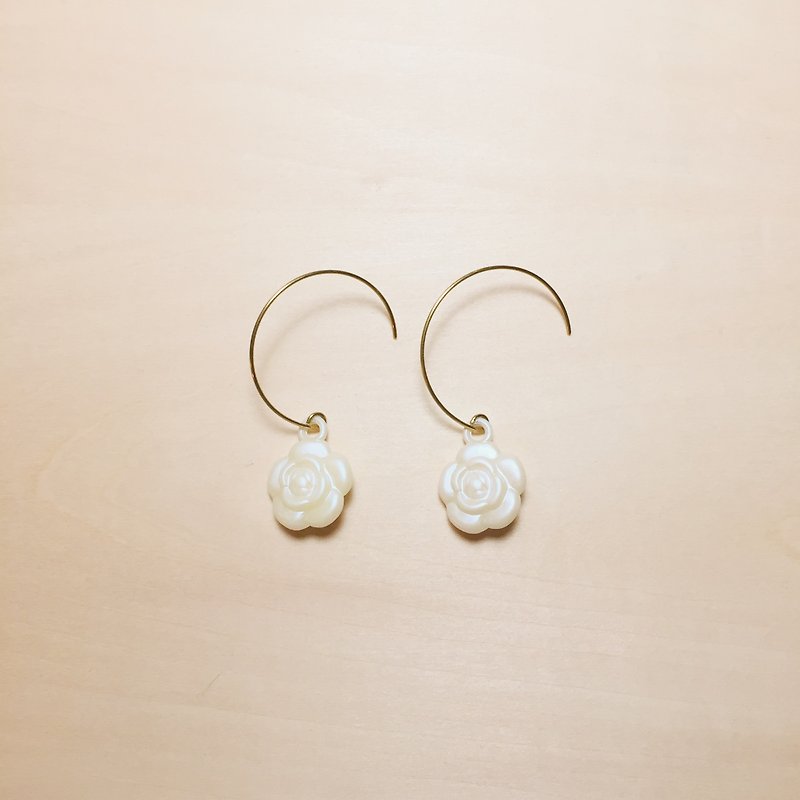 Vintage white small flower big round earrings - ต่างหู - เรซิน ขาว