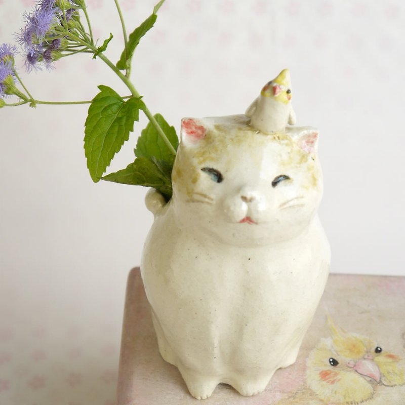 小鳥を連れた子猫の陶器の一輪さし - 植物/盆栽/盆景 - 陶 白色