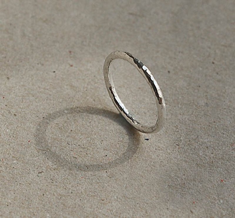 Imprint hand-forged sterling silver ring - แหวนทั่วไป - โลหะ สีเทา