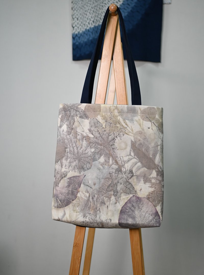 【記憶有限】EcoPrint 花葉移印 手提袋/托特包 - 手提包/手提袋 - 棉．麻 藍色