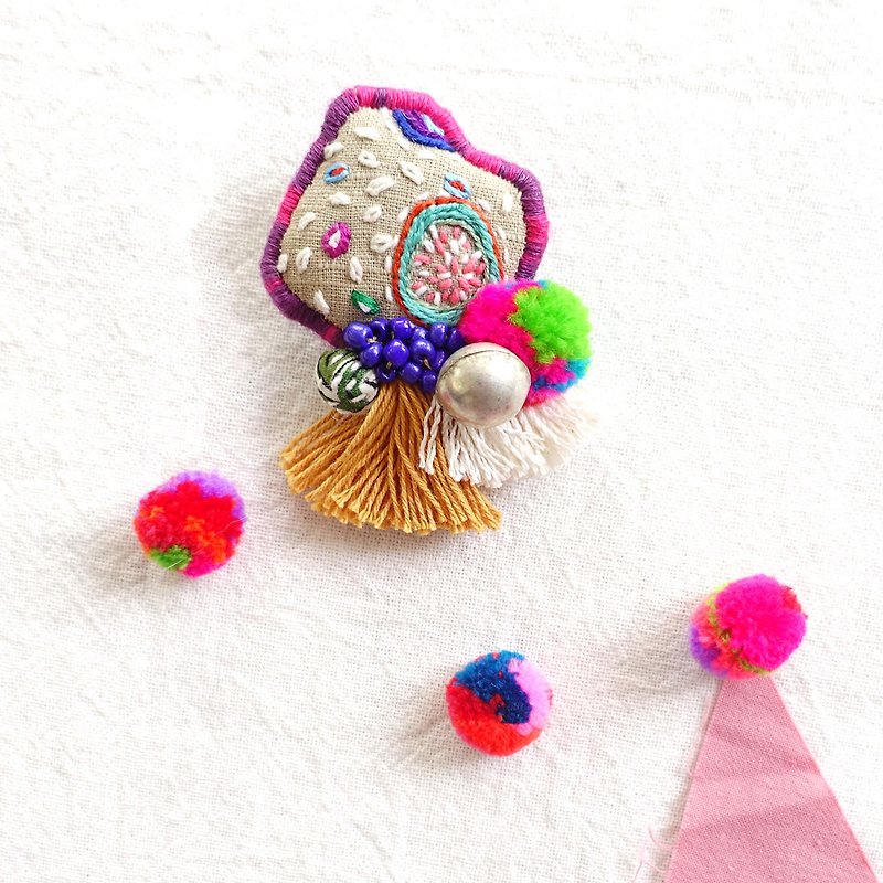 DUNIA handmade /Fruity!/果實花草刺繡別針 Floral hand embroidered brooch #10 - 胸針 - 棉．麻 卡其色