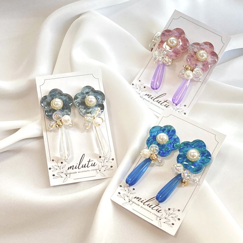 Hand-drawn flower earrings motif mature transparent resin blue gray pink - Earrings & Clip-ons - Resin Blue