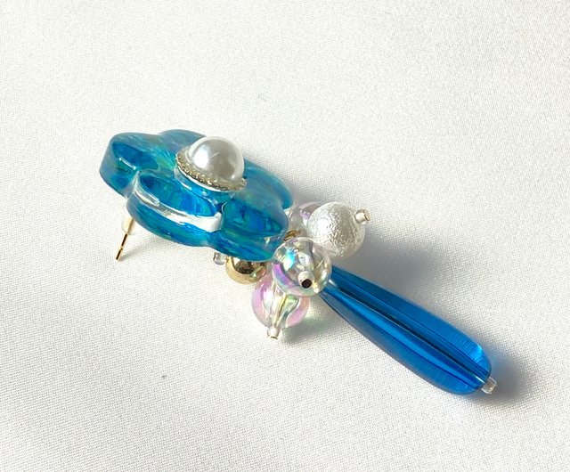 手描き フラワー ピアス モチーフ 大人っぽい 透明感 レジン ブルー