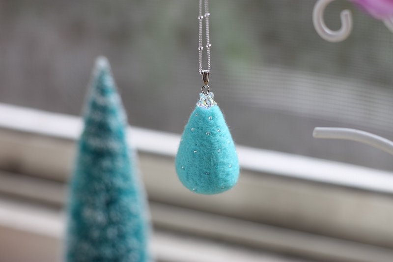 Pink Teal Christmas Tree Necklace The best choice for Christmas gift exchange - สร้อยคอ - ขนแกะ สีน้ำเงิน
