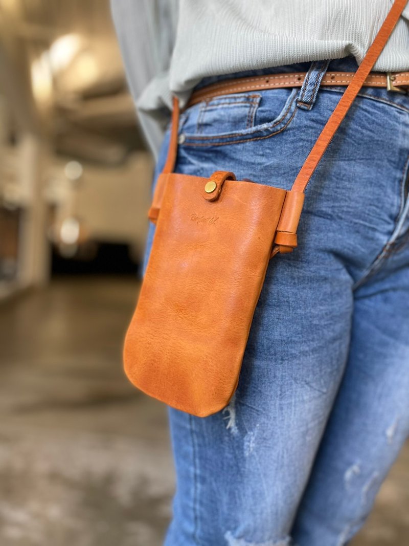 [Handmade leather goods] Cowhide mobile phone bag (camel) - Messenger Bags & Sling Bags - Genuine Leather Khaki