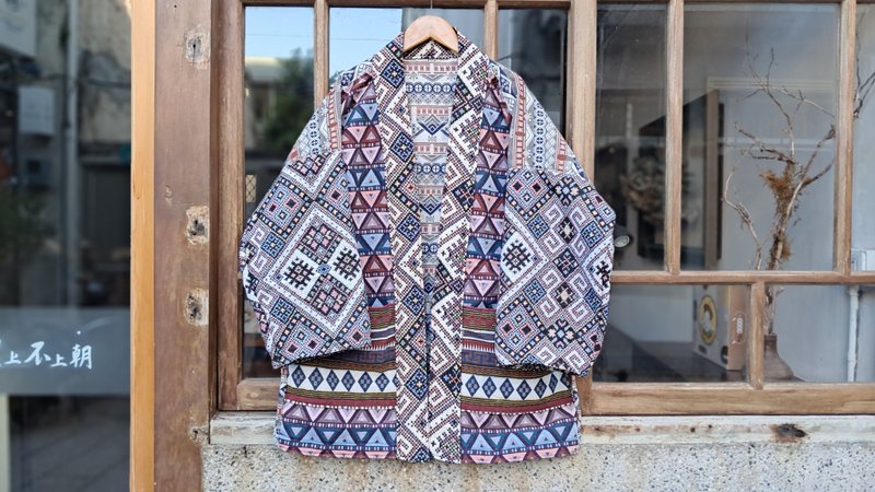 AMIN'S SHINY WORLD Symmetrical ethnic full-page stitching jacquard KIMONO ONLY series - เสื้อแจ็คเก็ต - ผ้าฝ้าย/ผ้าลินิน หลากหลายสี