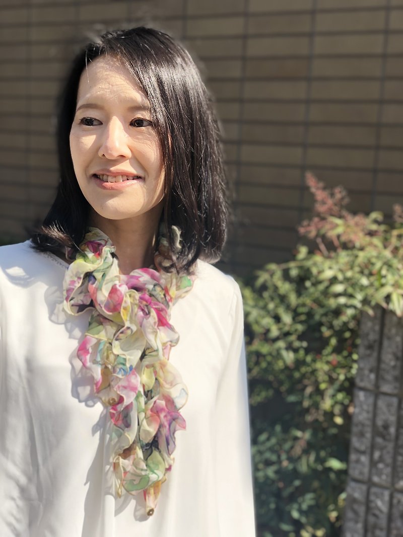 Ballett Kyoto Romance rose print ruched scarf made of soft chiffon fabric - ผ้าพันคอ - วัสดุอื่นๆ สีเหลือง