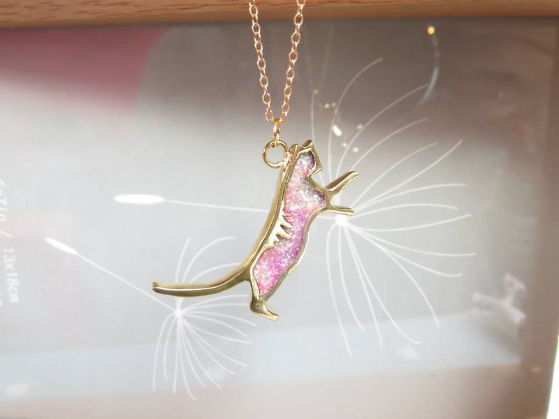 Wing Wing 手做飾品 貓咪的日常 黃銅鑲嵌玻璃項鍊(站立) - 項鍊 - 其他金屬 