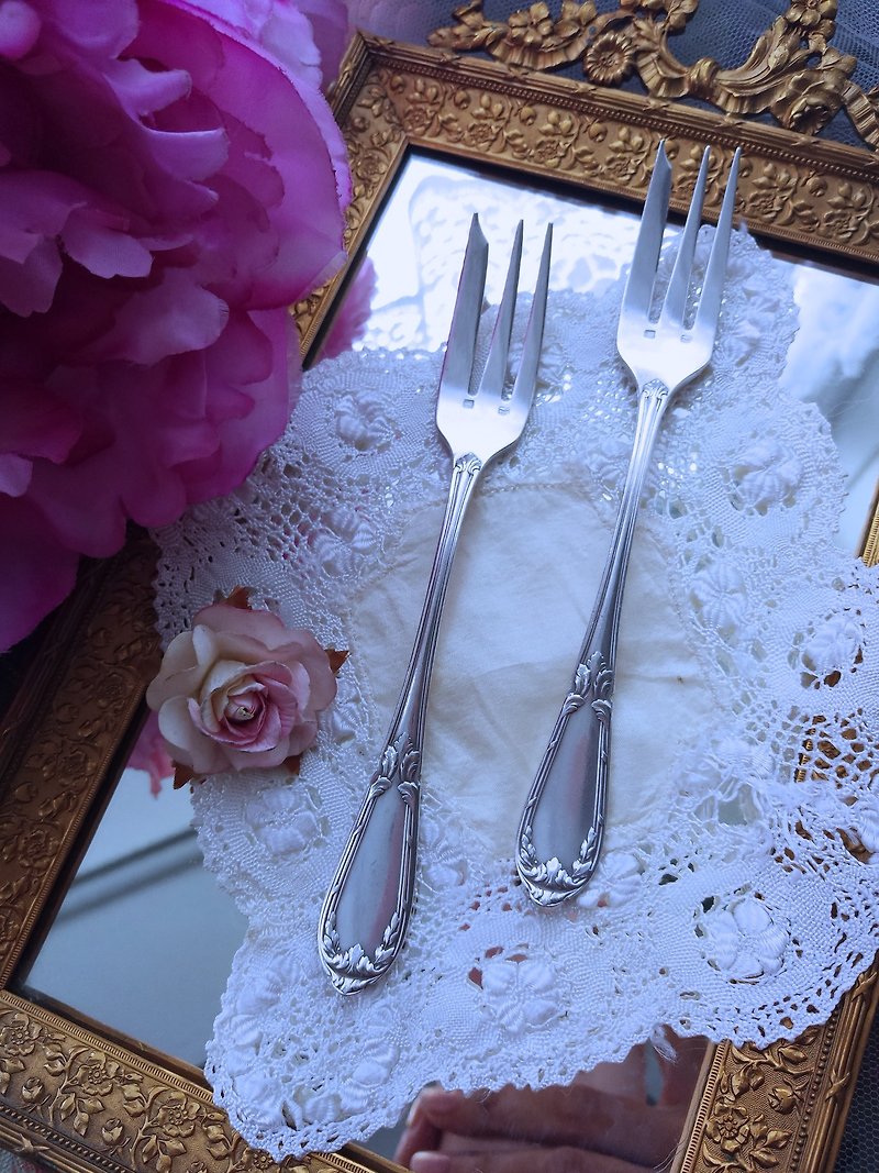 ♥ Annie crazy antiques ♥ gold and silver French 1930 double-sided carved snack fork salad fork ~ two pairs - ช้อนส้อม - โลหะ สีเงิน