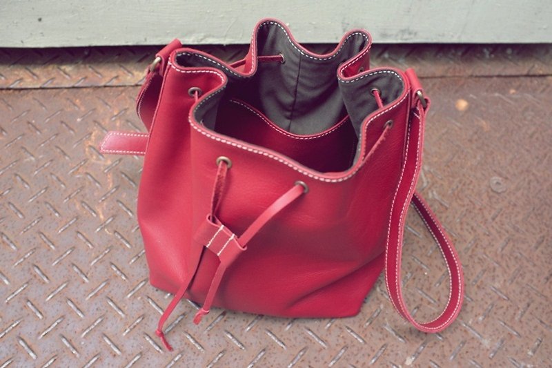 ソフト赤い革バケットバッグ（ミディアム） - ショルダーバッグ - 革 レッド