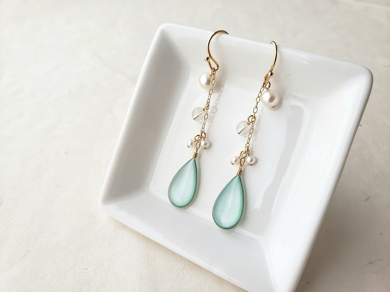 mint green drops pierced or clip-on earrings - ต่างหู - เรซิน สีเขียว