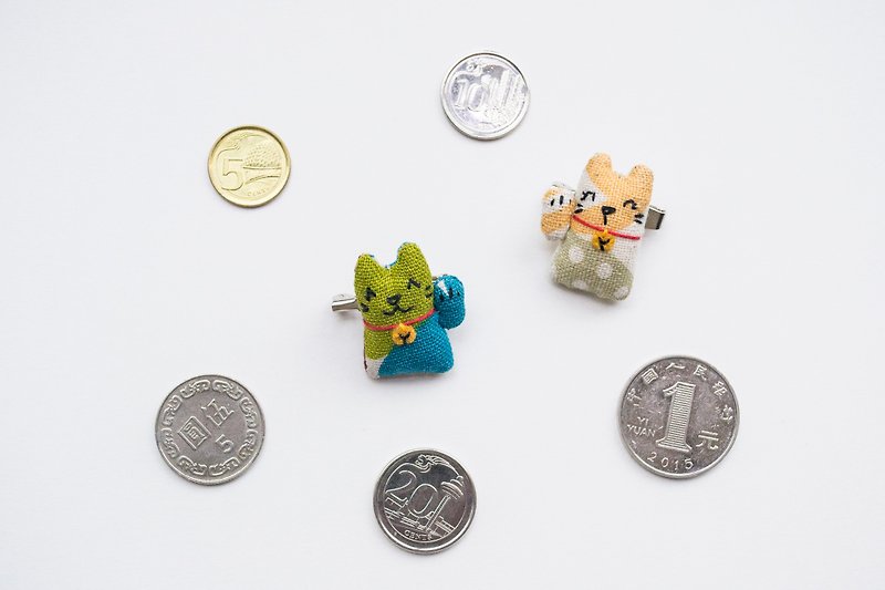 招財貓胸針 fortune cat mini brooch pin - เข็มกลัด - ผ้าฝ้าย/ผ้าลินิน สีเหลือง