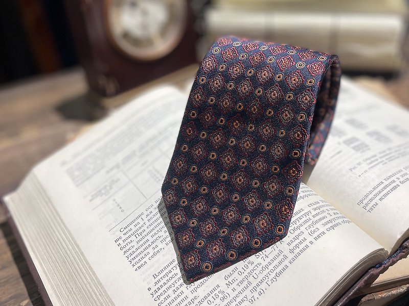 【紳裝精選】深藍色刺繡圖案絲質領帶 - 領帶/領帶夾 - 絲．絹 藍色