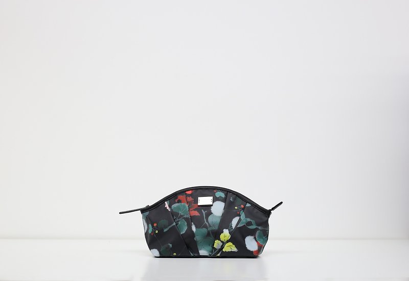 Hong Kong designer brand BLIND by JW tiger printing cosmetic bag - กระเป๋าเครื่องสำอาง - วัสดุกันนำ้ สีดำ