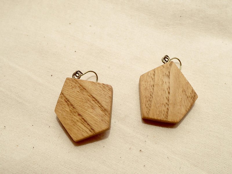pentagon earrings (walnut) - ต่างหู - ไม้ 