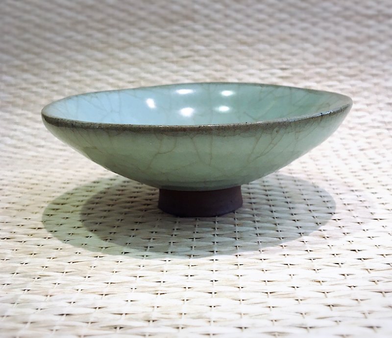 Xiaohong Cheng teacher Binglie handmade celadon shallow bowl - Bowls - Porcelain 