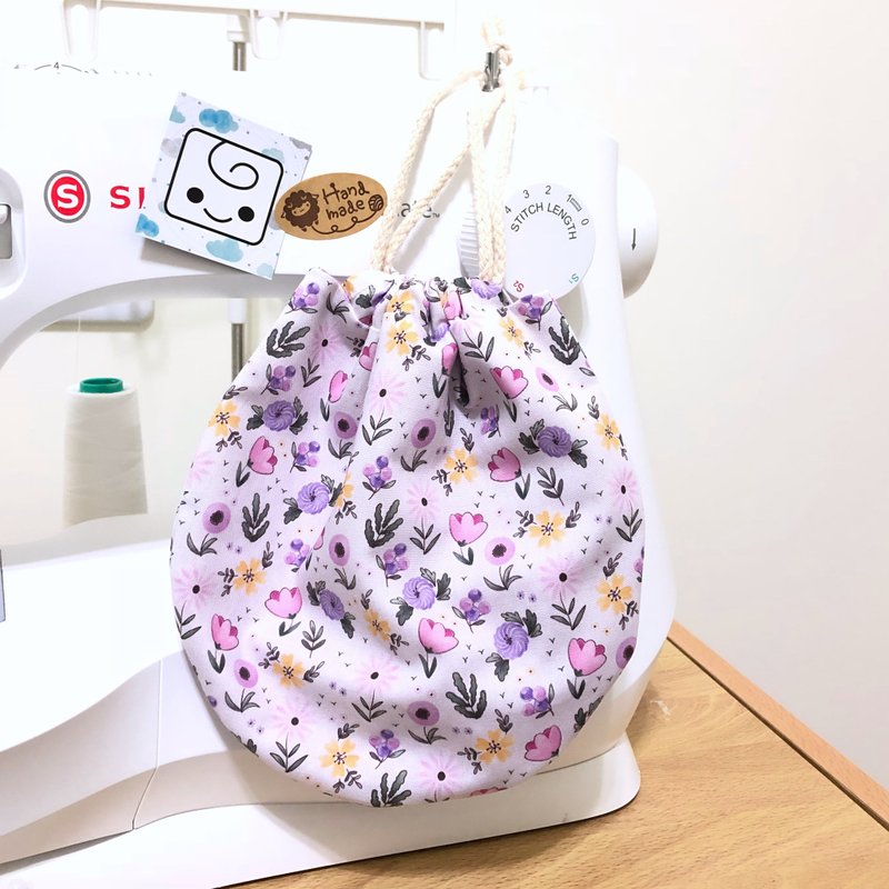 紫色小花/可愛圓圓束口提袋(中)可收納口罩.隨身消毒液.各式小物 - 口罩/口罩收納套 - 棉．麻 紫色