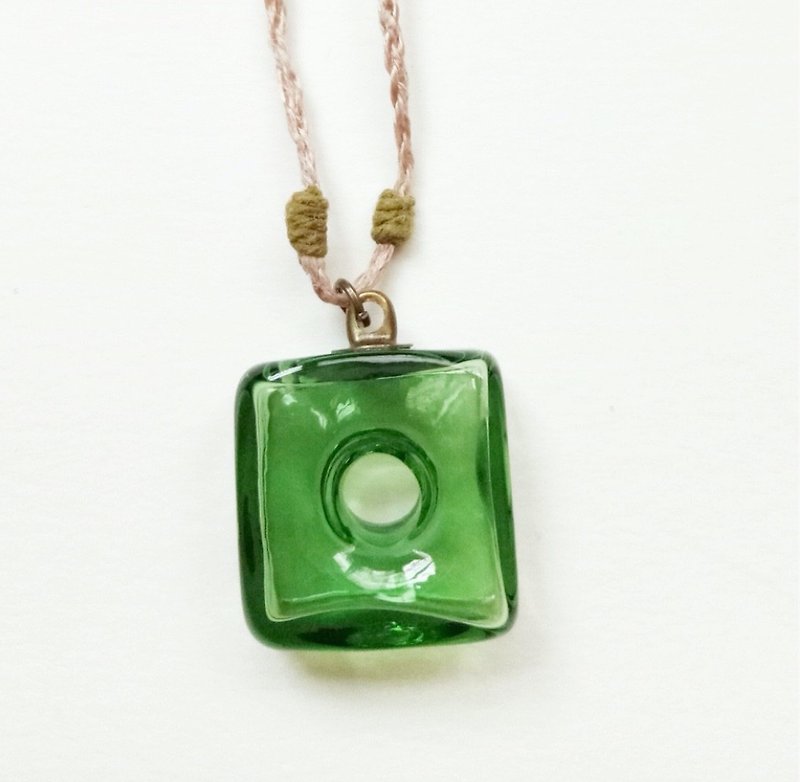 グラスグリーンスクエアガラスオイルボトル手織り4強度アプリコットネックレス - ネックレス - ステンドグラス グリーン