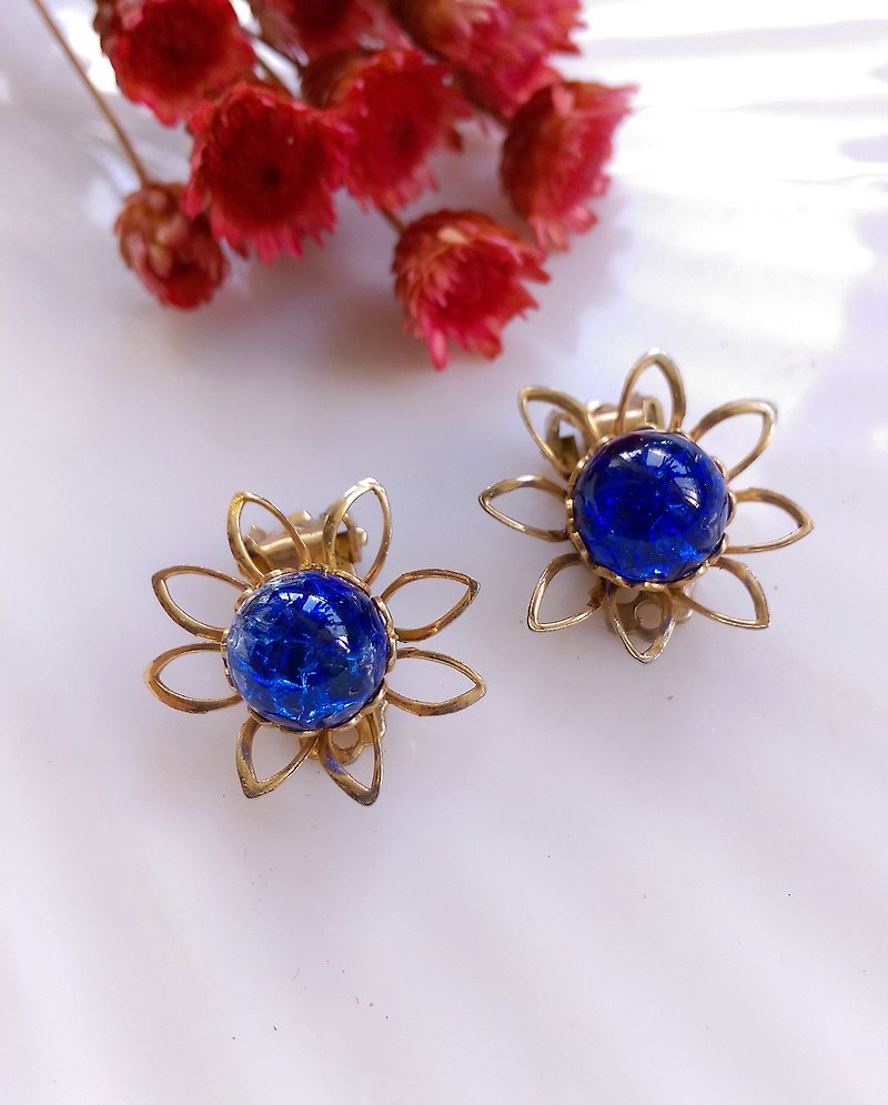 [Western antique jewelry / old age] deep sea blue hollow flower clip earrings - ต่างหู - โลหะ สีน้ำเงิน