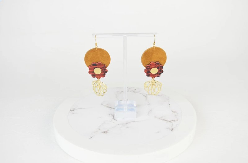 Leather Flower Earrings in Red Caramel and Gold Salvaged Recycled Jewellery - 耳環/耳夾/耳骨夾 - 真皮 金色