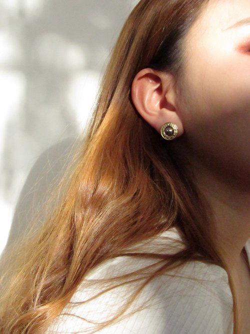 BOITE LAQUE Vintage Dainty Gold Pierced Earrings