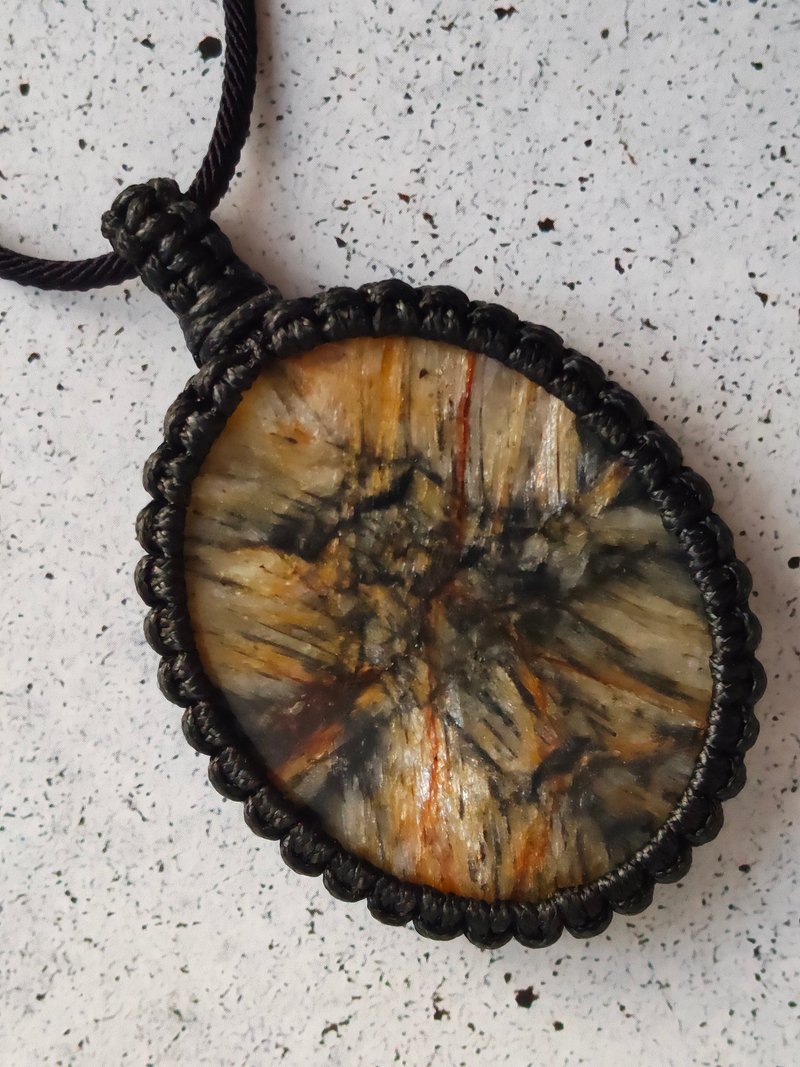 Rare Chiastolite macrame necklace. Powerful protection against negativity - สร้อยคอ - เครื่องเพชรพลอย สีเทา