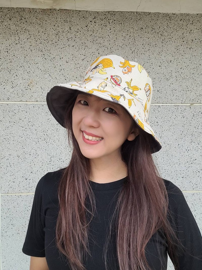 吱吱札札/手工雙面漁夫帽-愛吃香蕉的狗狗 - 帽子 - 棉．麻 黃色