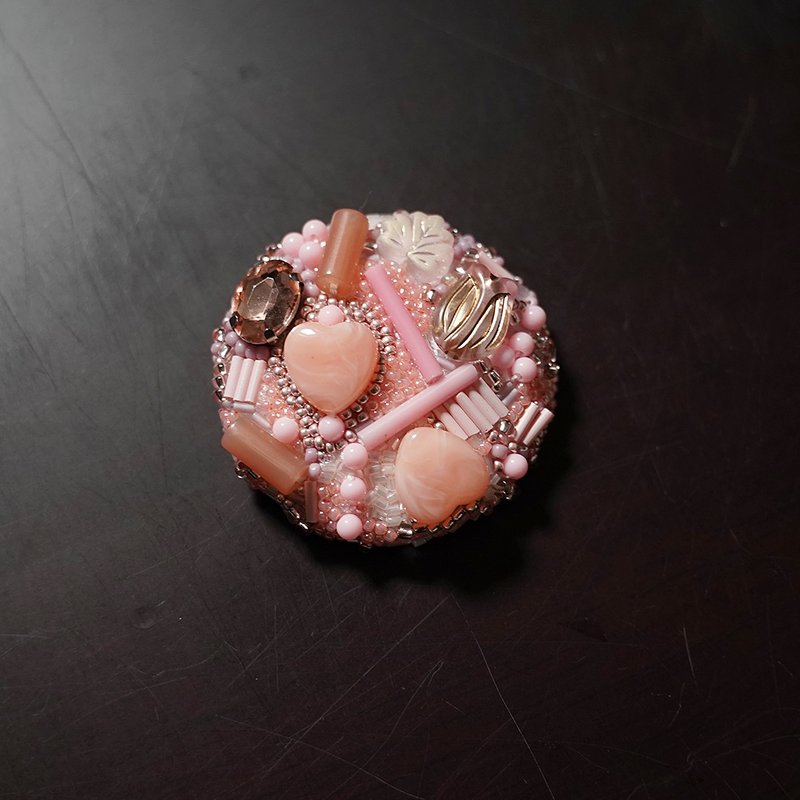 単色のブローチ3 ビーズ刺繍　ピンク　コラージュ - 胸針 - 塑膠 粉紅色