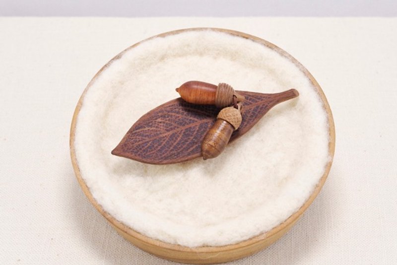 ไม้ เข็มกลัด สีนำ้ตาล - The brooch with wooden leaf & 2 acorns - one of a kind 014