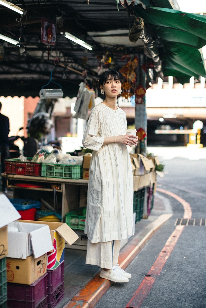 Round neck straight three-quarter sleeve dress_off-white - ชุดเดรส - ผ้าฝ้าย/ผ้าลินิน ขาว