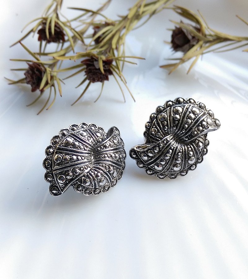 Western antique ornaments. Silver Grey Wing Clip Earrings - Earrings & Clip-ons - Other Metals Gray