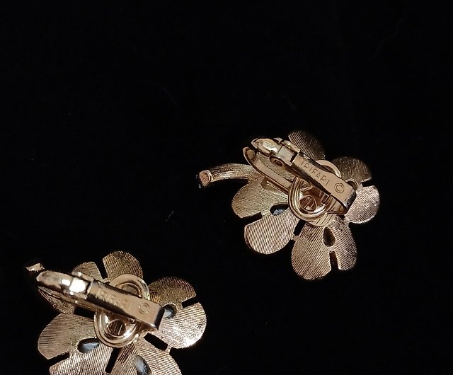 Couture Vintage French Designer Clip-on Earrings -Gilt metal, Leaves. Numb  1280