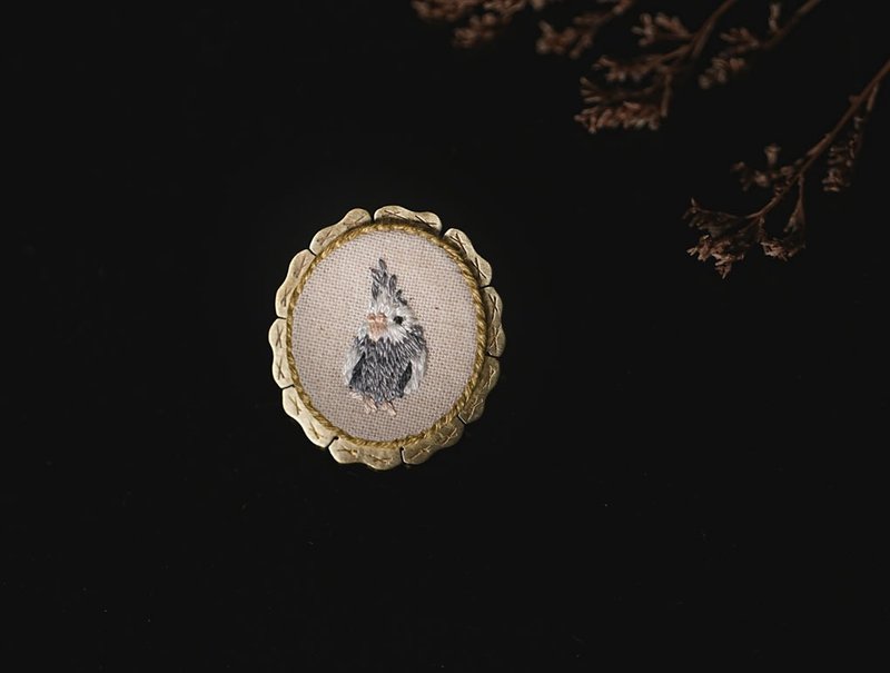 ni.kou Bronze Embroidered Brooch Pin Sunbird Cockatiel - White Face - เข็มกลัด - ทองแดงทองเหลือง 