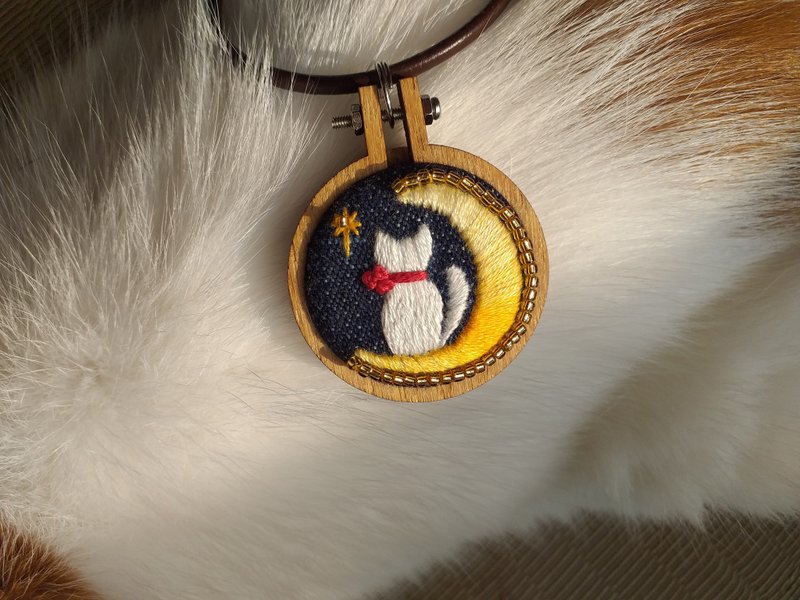 月亮上的貓_純手工刺繡迷你繡框項鍊 - 項鍊 - 繡線 多色