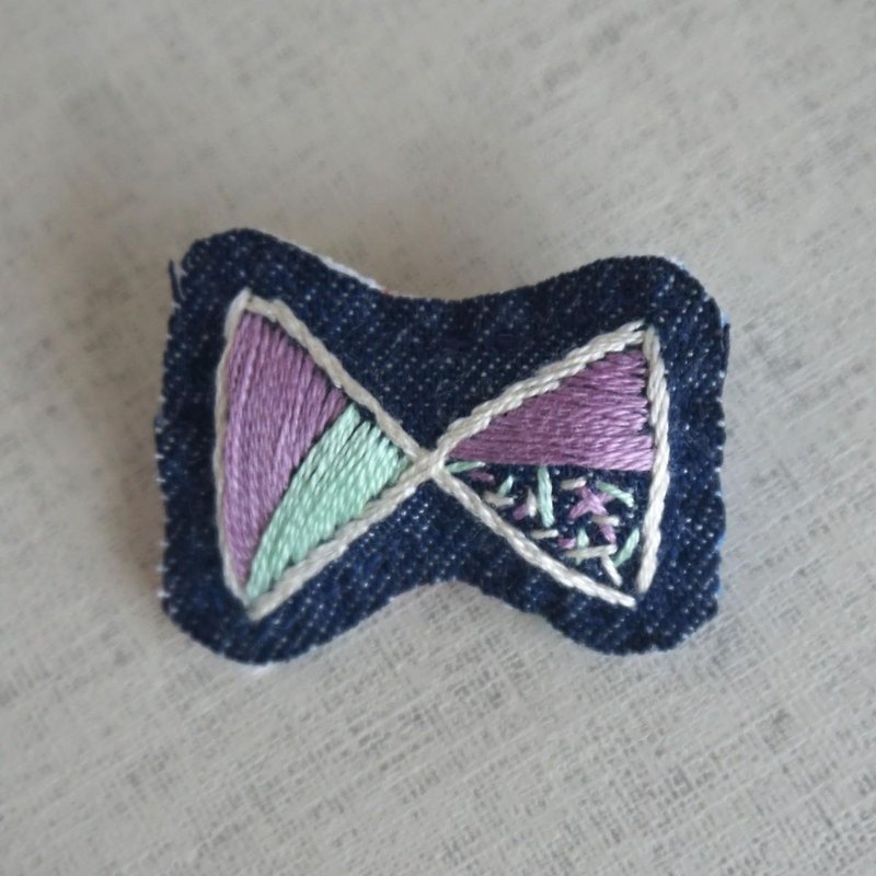 Hand embroidery broach "ribbon 2" - เข็มกลัด - ผ้าฝ้าย/ผ้าลินิน สีม่วง