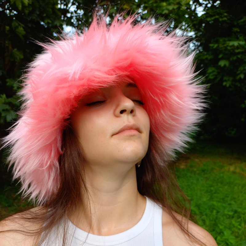 Pink bucket hat made of faux fur. Festival fuzzy bucket hats. Fluffy pink hat. - 帽子 - 其他材質 粉紅色