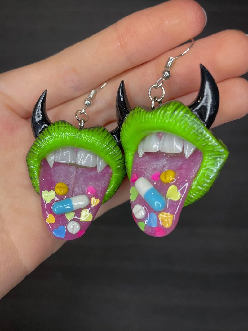 Earrings. Green lips with horns and pills. - 耳環/耳夾/耳骨夾 - 黏土 