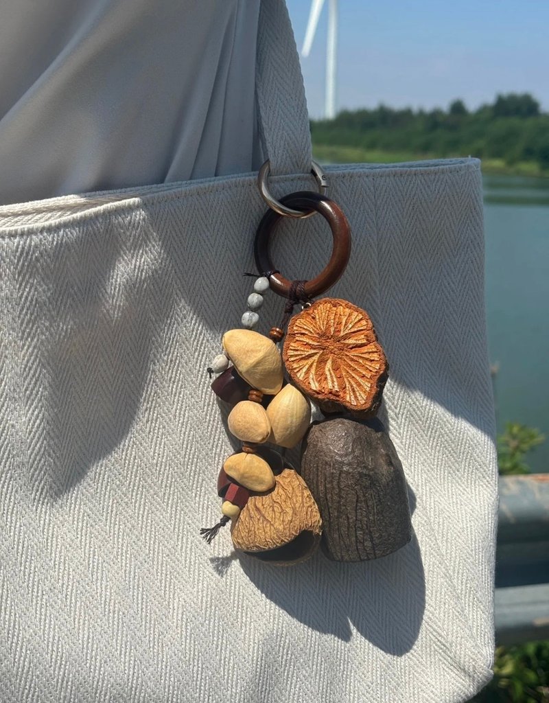 YuanPearl純天然果殼鈴鐺血藤片原生態環保純手工包包掛件風鈴 - 吊飾/掛飾 - 植物．花 咖啡色