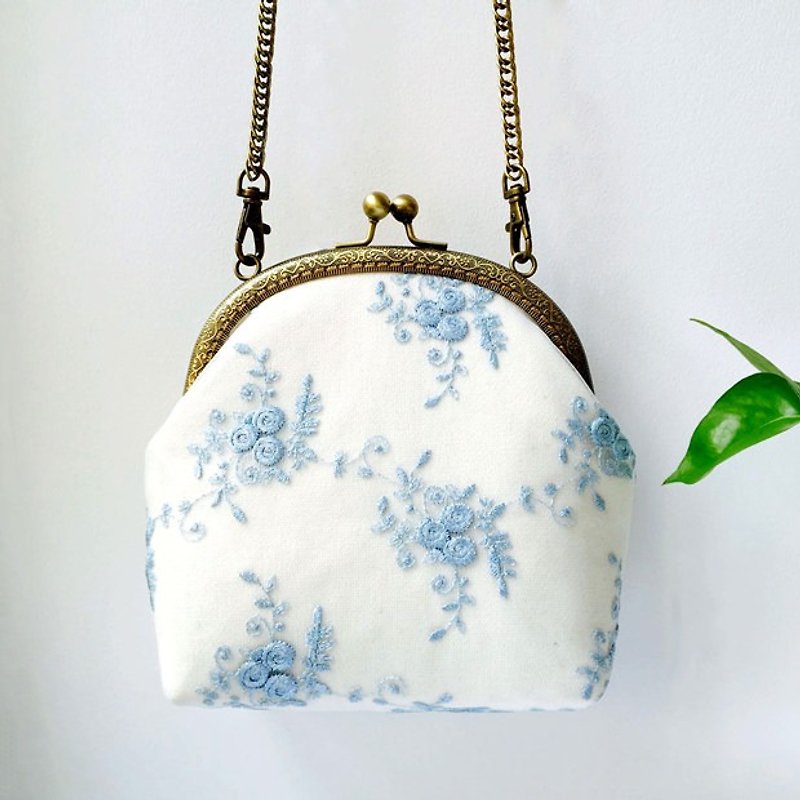 On the new first 5% off) lace art mouth gold bag cheongsam bag Messenger bag embroidery iphone mobile phone bag phone bag oblique bag bag bag birthday gift blue - Other - Paper 