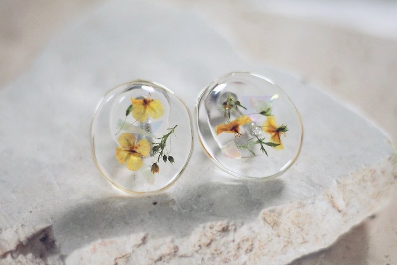 / Flower bush / Dried flower specimen resin earrings - ต่างหู - พืช/ดอกไม้ สีเหลือง
