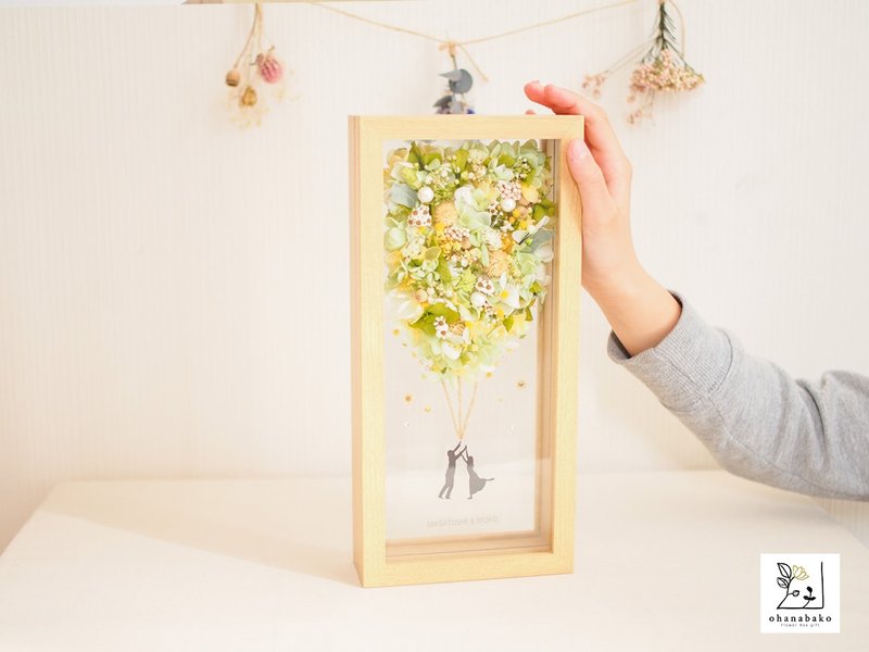 【NAME PRINTING】Vertical glass frame with flower balloons filled with happiness. - ช่อดอกไม้แห้ง - พืช/ดอกไม้ สีเหลือง