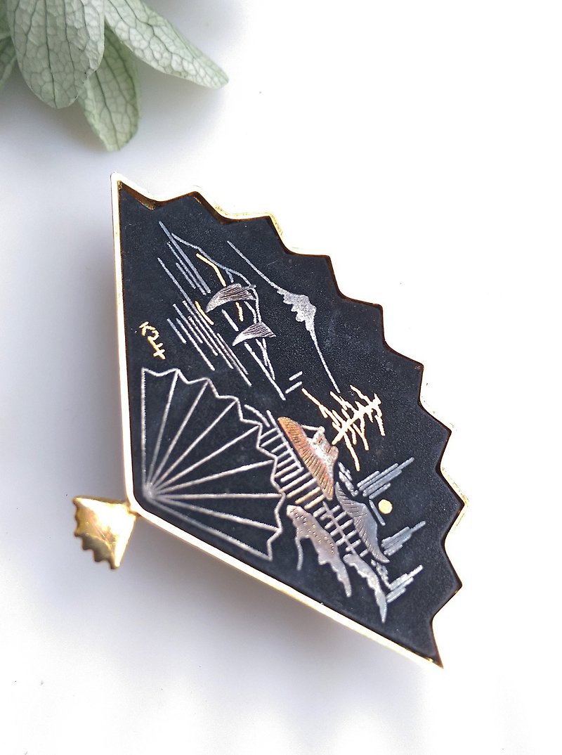 Western antique jewelry. Japan Damascene fan-shaped Mount Fuji pin - เข็มกลัด/พิน - โลหะ สีทอง