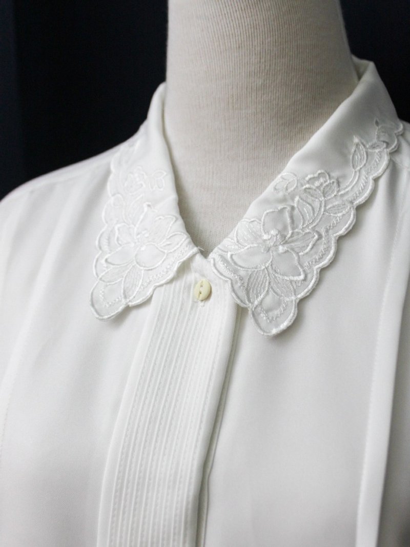 【RE0407T1933】森林系復古花朵刺繡領白色古著襯衫 - 恤衫 - 聚酯纖維 白色