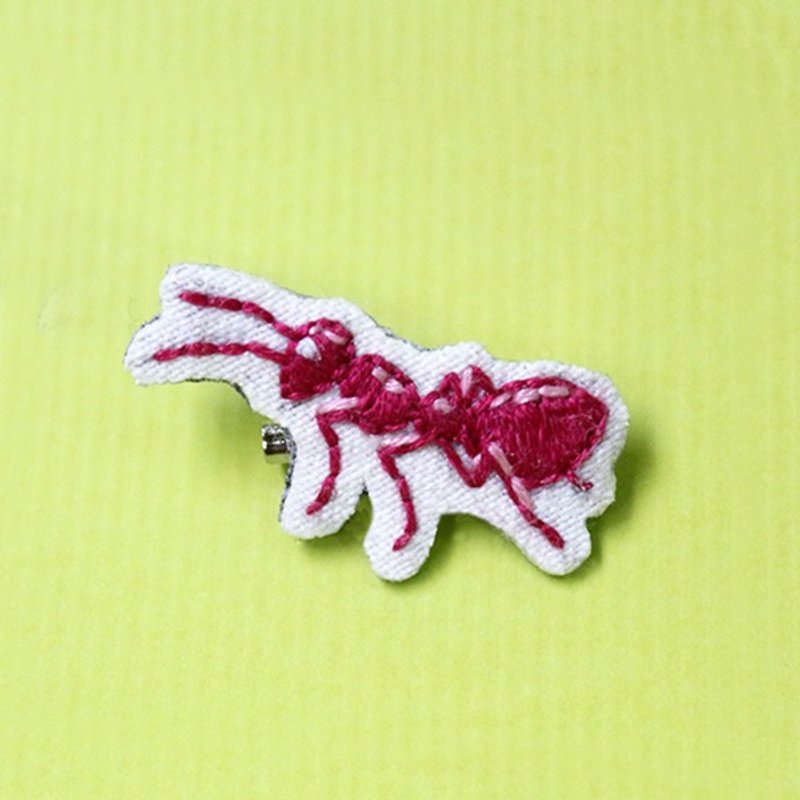 ミニ手刺繍ブローチ/ピンピンクアリ - ブローチ - 刺しゅう糸 ピンク