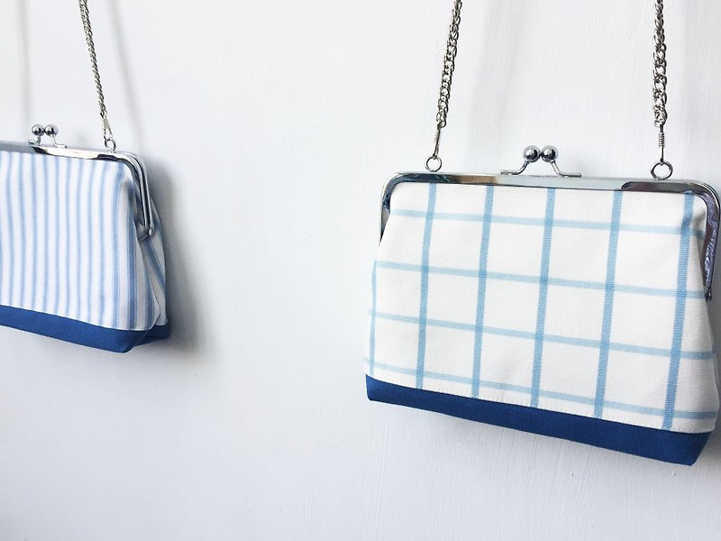 blue lines clasp frame bag/with chain/ cosmetic bag - กระเป๋าคลัทช์ - ผ้าฝ้าย/ผ้าลินิน สีน้ำเงิน