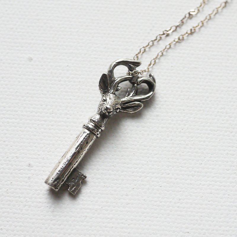 Petite Fille Handmade Silver Vintage Deer Head Key Pendant - Necklaces - Other Metals Silver