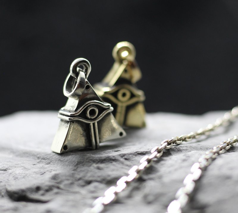 Pyramid and the all-seeing eye volumed silver pendant. Pyramid and the eye - 項鍊 - 純銀 銀色