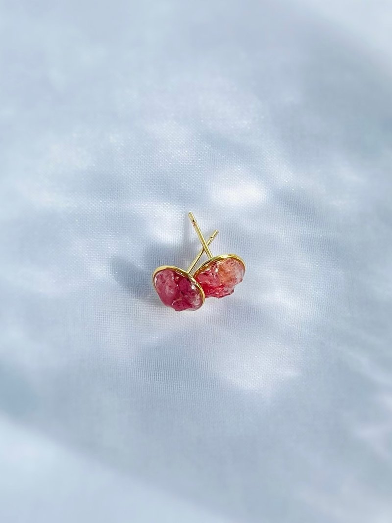 天然石/トルマリンのさざれピアス/パワーストーン/一粒ピアス/18K/一粒/シンプル/アレルギー対応/トルマリン/ノンホールピアス/さざれ石 - 耳環/耳夾/耳骨夾 - 半寶石 紅色