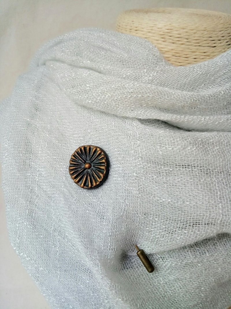 黑金花長尾陶別針 - 胸針 - 陶 黑色