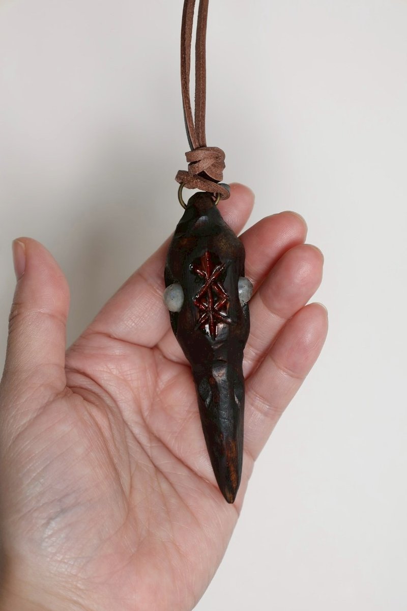 Odins Bird Raven Claw Wooden Amulet Necklace - สร้อยคอ - ไม้ สีดำ